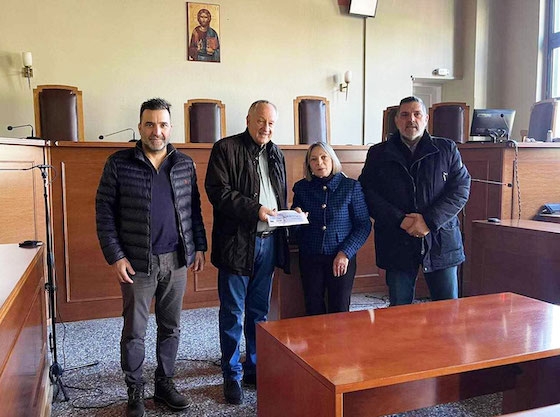 Ο πρόεδρος και τα μέλη του τοπικού τμήματος των AHEPA HJ 21 ΔΗΜΌΚΡΙΤΟΣ με την κα Αϊβαζίδου από την ΕΠΑΘ.